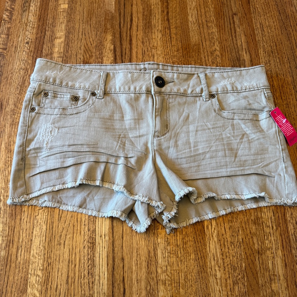 NWT Candie’s juniors tan distressed look/bottom fringed shorts, size 13